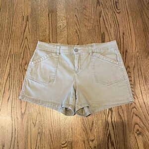 Nordstrom Supplies Khaki Shorts Size 16W